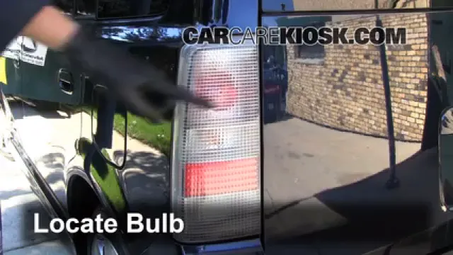 2006 Scion xB 1.5L 4 Cyl. Éclairage Feu stop (remplacer ampoule)